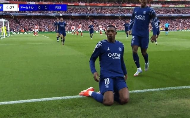 「信じられない…」PSG10番の“神業ボレー弾”に世界騒然！「なんてゴールだ」「ダイレクトでこれは上手すぎ」アーセナル守備陣を破壊した神コースの一撃【CL準決勝】