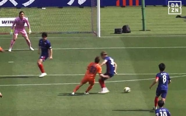 天才爆発！ 元日本代表ファンタジスタの“急反転の股抜き突破”にファン衝撃「今節No.1ゴール」「乾貴士が変態の域」「代表復帰を」30m独走ゴラッソの一部始終