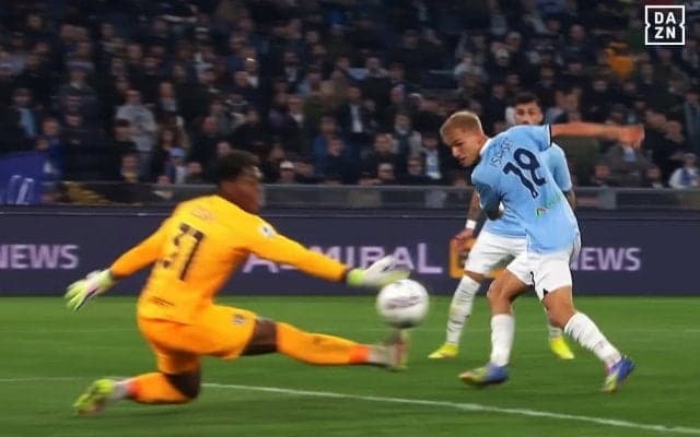 「奇跡を起こした！」鈴木彩艶の“怪物級ゼロ距離セーブ”を現地メディア大絶賛「自らの限界を超えた」「決定的だ」ラツィオが唖然とした瞬間