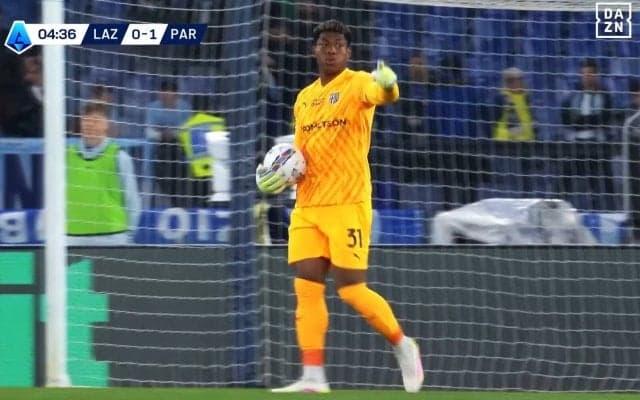 「まるでミサイルだ！」鈴木彩艶の“70m超ザイオン砲”に敵将も脱帽「苦しめられた」「どんなチームも困難に」圧巻フィードで決定機演出の瞬間