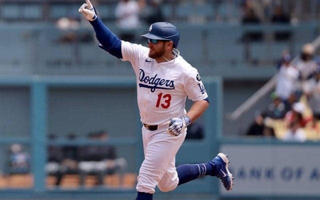 不振マンシーが106打席目で待望の1号　ロバーツ監督も興奮…ベンチ＆ブルペンが全員笑顔