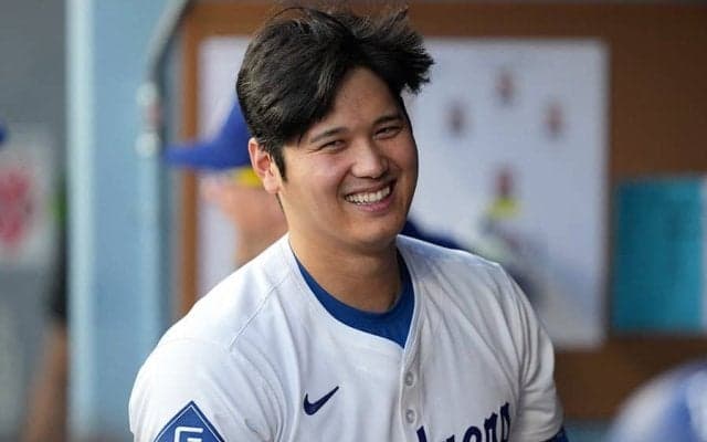 試合前に大谷が爆笑　公開した1枚が「凄い」…ベンチで“宙に浮く”コーチ「どういう状況w」