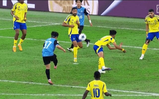 衝撃ゴラッソ！ 川崎MFの“超絶ボレー弾”が話題騒然「ロナウドよりロナウドやん」「ワールドクラス」「めちゃくちゃ難しい」伊藤達哉が敵地沈黙の決定的一撃【ACLE準決勝】