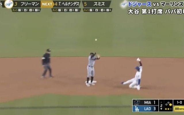 どうした…？  大谷翔平の足で“異変”「ヤバいな」「盗みすぎ」 相手野手陣が大混乱… 痛恨の送球ミス→あっさり“爆速盗塁”