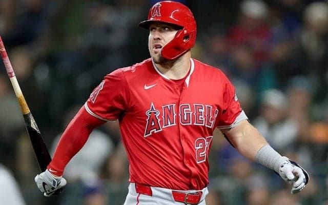 エ軍トラウトが緊急交代　手術した左膝に「痛み」も…本人は軽傷強調「明日も出るつもり」