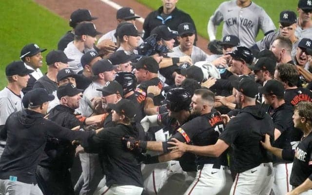 ヤ軍戦で一触即発、両軍ベンチ飛び出す事態　盗塁直後に“事件発生”…場内は騒然