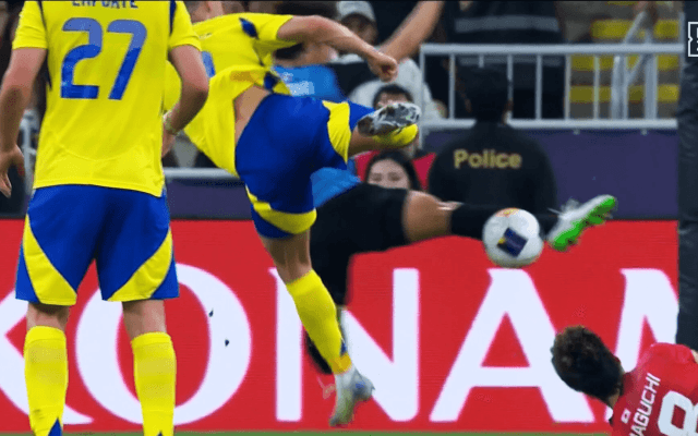 C・ロナウドが唖然…川崎DFの“魔法のシュートブロック”に衝撃＆称賛の声！「どっから飛んできた」「漫画の世界」「ご飯3杯いける」ACLE決勝に導いたスーパー守備の瞬間