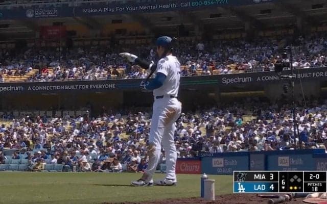 誰にメッセージ…？ 大谷翔平、一瞬見せた“謎のサイン”「どうした」「なんか言ってる」 誰かイジった？打席前の“動き”が話題に