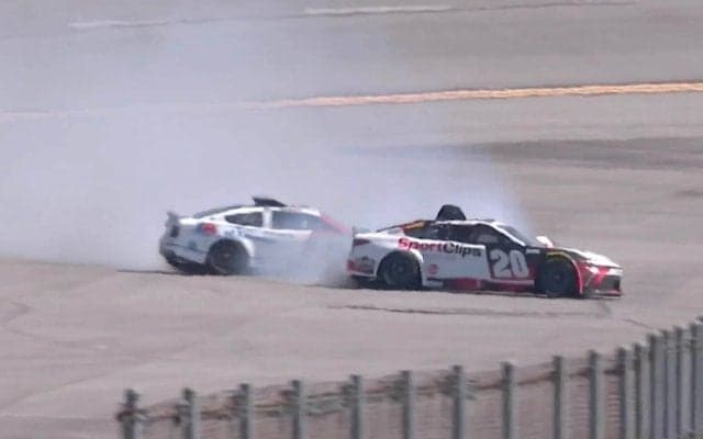 大渋滞中の衝突でレース混乱！ トップ争いで「押したらあかん」ボンネット張り付く接触が物議「確信犯でしょ」批判も