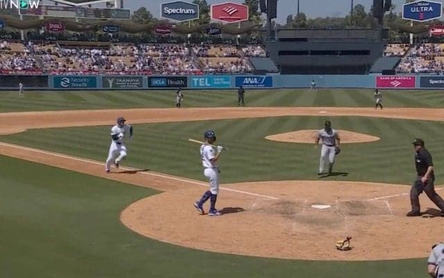 何が起きた？ 大谷翔平の目の前で“想定外のハプニング”「どうした」「怖っ！」 相手投手がとんでもない大暴投→一気に爆速生還「実質ホームランやん」