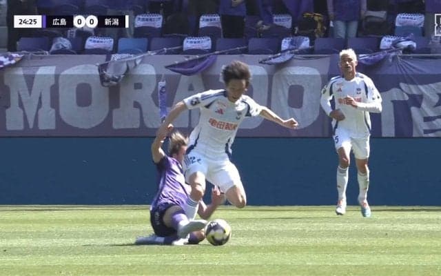 「カード出せや」「危険すぎる」後ろからガッツリの“デススライディング”炸裂もノーカード判定でファン不満爆発「残り足で挟んでるやん」