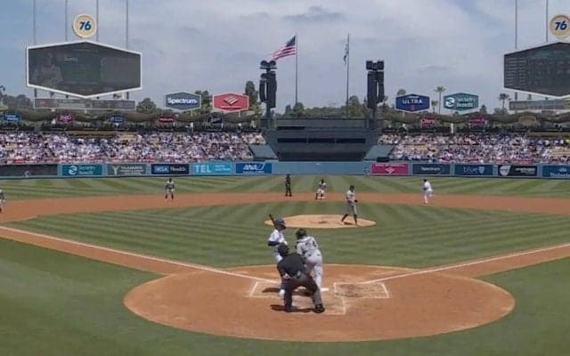 ベッツを助けた！ 大谷翔平、さりげない“超ファインプレー”「ヤバいな」「カッコいい」 いきなり初球スタート… 完璧すぎる“爆速盗塁”に球場騒然