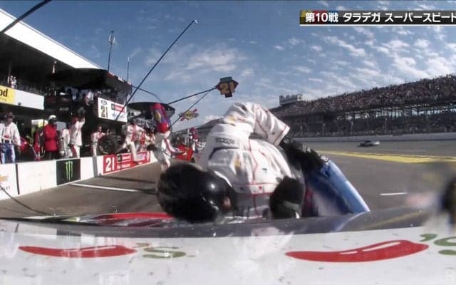 「クルー轢きかけた」NASCARのピットで人とマシンが接触！ 弾き飛ぶタイヤ…中継騒然も「私は大丈夫だ」驚きと感心の声