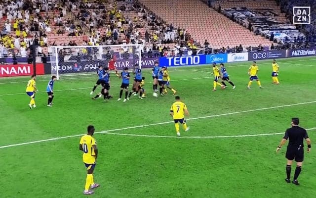 衝撃！ 川崎GKがC・ロナウドの“超高速ドライブFK”を止めてファン騒然！「常人じゃない超反射神経」「見た目以上に難しいスーパーセーブ」「神の領域に到達」【ALCE準決勝】