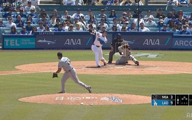 片手打ちで驚異の100マイル超！大谷翔平、“変態三塁打”で外野手が「オロオロ守備」 目測誤ったか…目を疑う光景にツッコミ相次ぐ