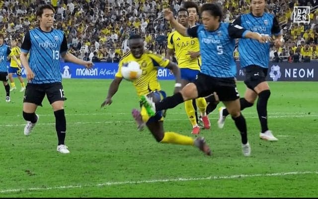 川崎DFがマネ撃退！“神カバーリング”にネット衝撃「すごい対応」「A代表呼ばれるな」「世界の佐々木旭」大ピンチで敵２人を吹っ飛ばした瞬間