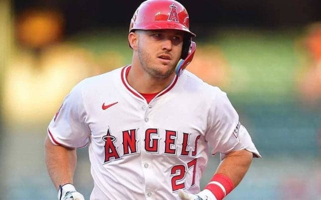 負傷交代→明かされぬトラウトの状況…ファン戦々恐々「やめてくれ」「最悪だ」