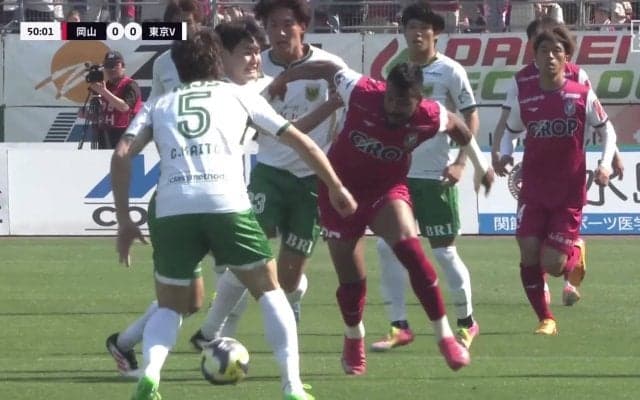 「4人がかりで守備とかメッシかよ」ヘビー級怪物FWが4人相手にゴリゴリ重戦車突破のド迫力シーンが話題に「戦車過ぎる」「改造人間かよ」