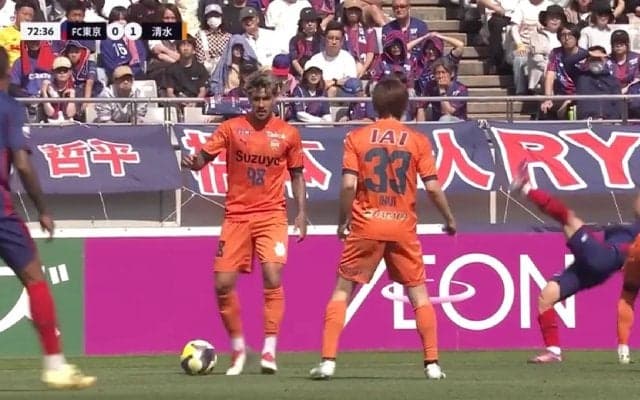 漫画かよ！Jリーグで決まった豪快過ぎる“投げ技”一本「これはいい大腰」「柔道きたな」華麗ななぎ倒しにSNS沸騰