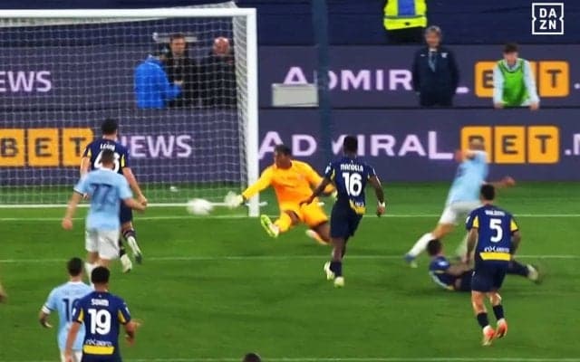 「ブラボー！」鈴木彩艶の“超反応ミラクルセーブ”に現地ファン驚嘆「若林源三だ」「すごいGK」セリエA公式厳選のスーパープレー２連発