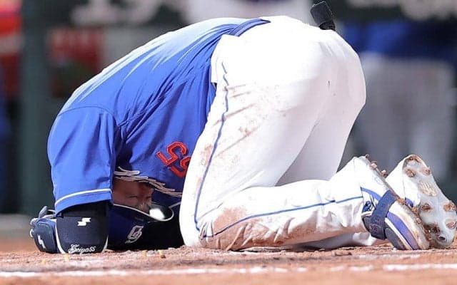 中日主砲が「かなりやばそう…」　死球に苦悶→交代、アクシデントにX騒然「嘘だと言ってくれ」