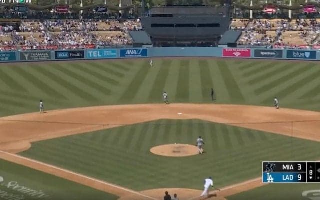 どうした…！？ 大谷翔平、片手打ちで“まさかの珍光景”「金属バットかな」「伸びすぎ」 相手野手が慌てる“飛び方”… フェンス直撃の特大飛球