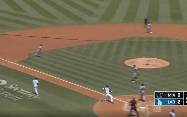 もうワケわからん！ 大谷翔平の足で“まさかの光景”「なんで？」「速すぎw」相手野手が呆然… とんでもないスピードで“爆速生還”