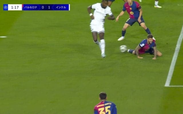 嘘だろ！バルサ守備陣もお手上げ“驚愕のヒールショット”にスタジアム騒然「なんだそのシュート」「おしゃれすぎだろ」