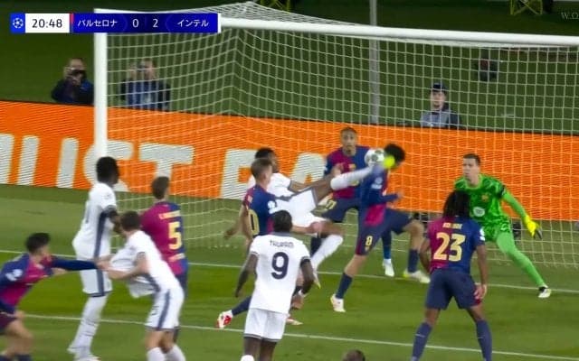 「変態」「破壊力が違う」SNSで沸騰中！バルサ守備陣が硬直した規格外のバイシクルシュート炸裂の瞬間
