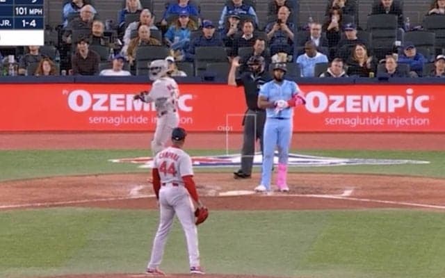 一体、何が起きた？ マウンドから睨んでニヤつく… 160キロ超え剛速球連発！“史上最速男”チャップマン、奪三振後に“恐怖リアクション”