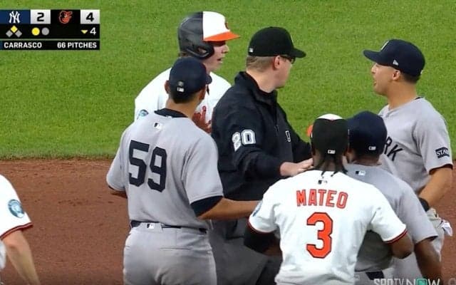 あわや乱闘騒ぎ！ 頭上にケツが直撃→盗塁走者が大激怒… 両軍ベンチが飛び出して一触即発の事態