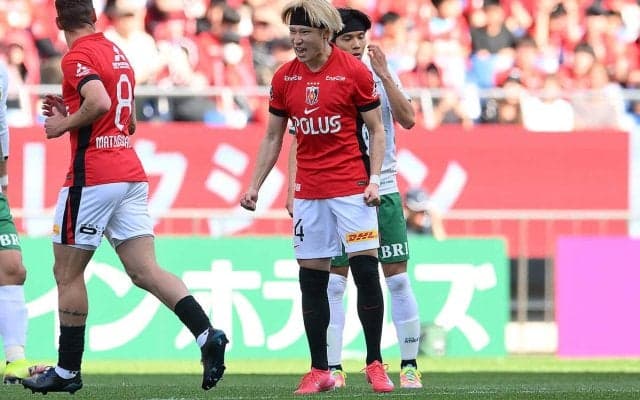 浦和が10人東京V撃破で2016年以来の5連勝！　松尾佑介＆渡邊凌磨の2ゴールを堅守で守り抜く【明治安田J1第14節】