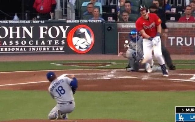 球場騒然！山本由伸に“想定外のハプニング”「危ないっ！」「怖すぎる…」 171キロ爆速ピッチャー返し→瞬時の打球反応で“神キャッチ”