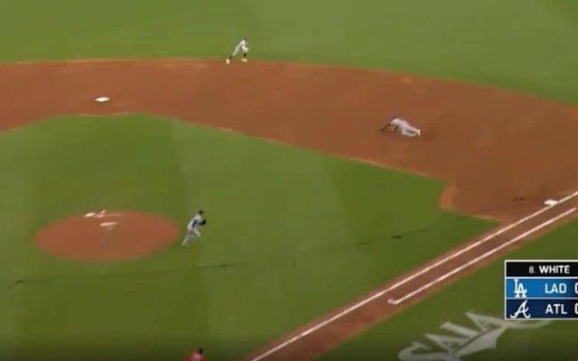 山本由伸を助けた！ フリーマンが“横っ飛び”超ファインプレー「上手すぎる…」 魚雷バットからの鋭い打球を“ダイビングキャッチ”