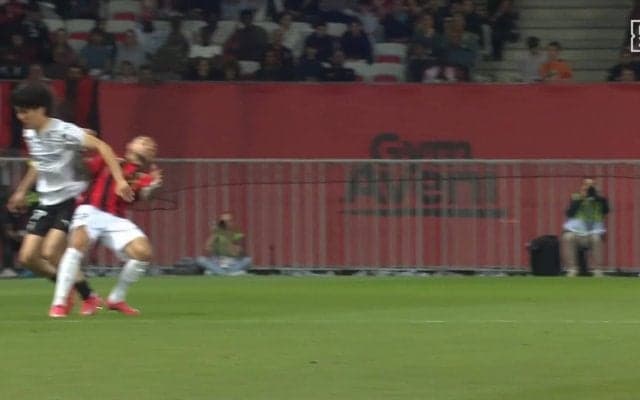 これでカード？中村敬斗がイエロー判定に抗議「意図的じゃないでしょ」相手の顔面を直撃する“誤爆エルボー”の瞬間