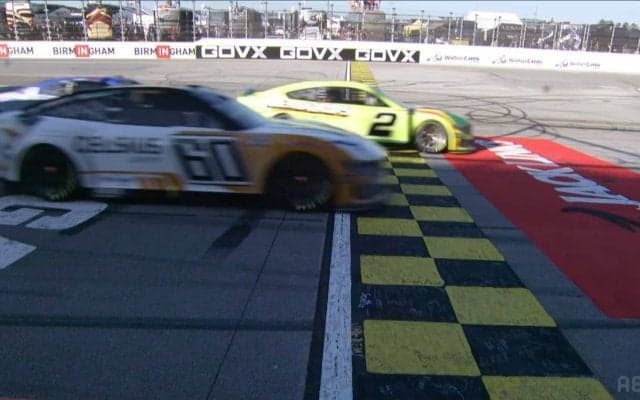 サーキット総立ち！ 188周レースで異例の0.056秒差…“写真判定級”劇的決着に「あと1周あったら…」熱狂やまず