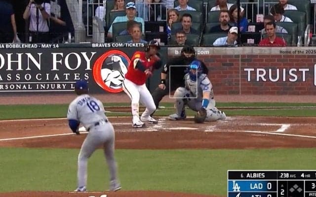 一体、何が起きた…？ 山本由伸の目の前で“まさかの珍光景”「恥ずかしいw」「消えた？」 ヨーヨーカーブに“マン振り三振”→バットが吹っ飛ぶ