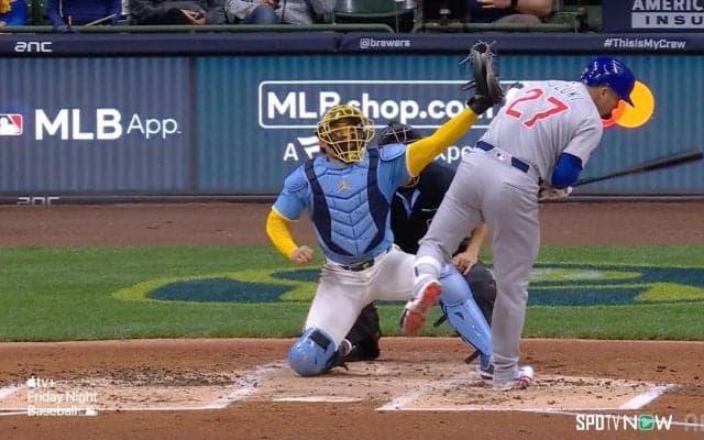 「Oh！」観客悲鳴…鈴木誠也、あわや頭部死球に目を見開き“驚” 仰け反る誠也、どよめく敵地「よく避けたな」