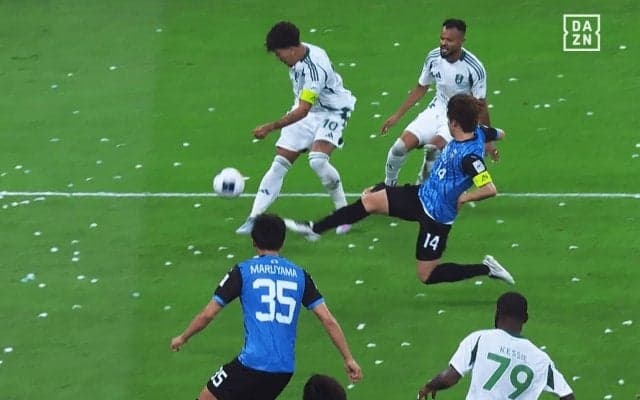 「なんでサウジいるんすか…」フィルミーノが“縦回転チップクロス”で川崎F翻弄→ファン脱帽「意味不明な体勢から理不尽な精度」「個の力で圧倒」「さすがすぎる」【ACLE決勝】