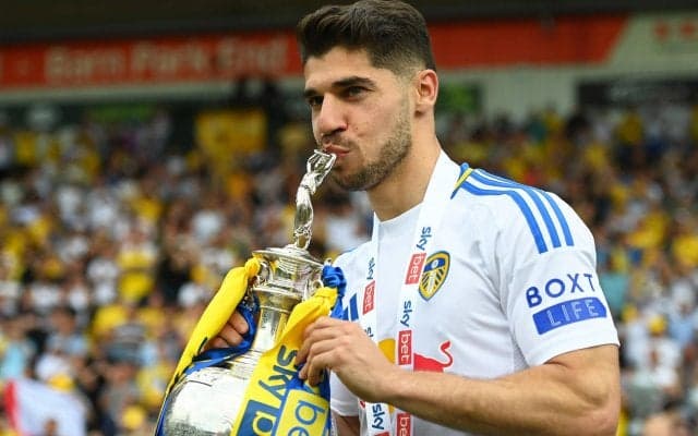 「言葉で表すことはできない」リーズを優勝に導いたソロモンが優勝を喜ぶ…レンタルの身ながら「とにかくリーズを愛している」