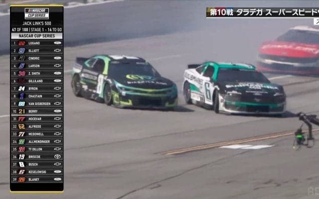 「やっちまった」レース中の事故で奇跡の光景！？ “2台同時ドリフト”の瞬間に放送席も絶叫…激しい接触直後のリプレイが話題