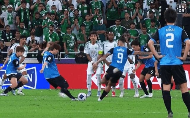 意図的？ミス？ 川崎Fの“ツインシュート”にSNS沸騰「何をやってるw」「ちゃんと狙った」「キャプテン翼ばり」珍しすぎるフリーキックの瞬間【ACLE決勝】