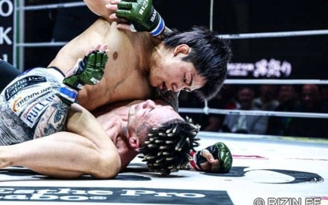 打撃地獄でボコボコに…ヒロヤが篠塚辰樹に見せた“衝撃の舌出し”に東京ドーム熱狂「MMAなめんなよって言えるのは俺だけ」