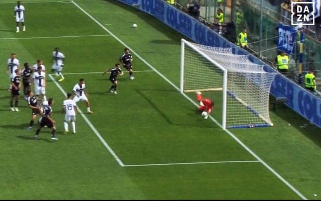 「猫のように飛んだ！」鈴木彩艶の“奇跡のワンハンドセーブ”を現地メディア激賞「傑作級の瞬発力」「決定的」至近距離ローボールに超反応した瞬間