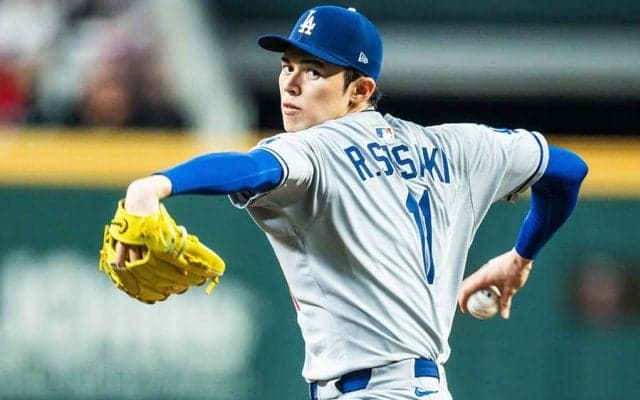 佐々木朗希の初勝利に見えた“異例の光景”　深夜の敵地ロッカーに響いた「歓喜の舞」