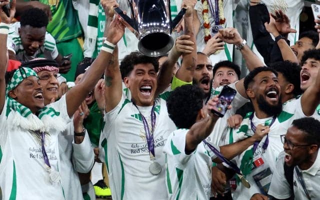 「伝説になれるチャンス」アジアを初制覇のアル・アハリ・サウジ、ACLEでMVP受賞のフィルミノ「予感がしていた」