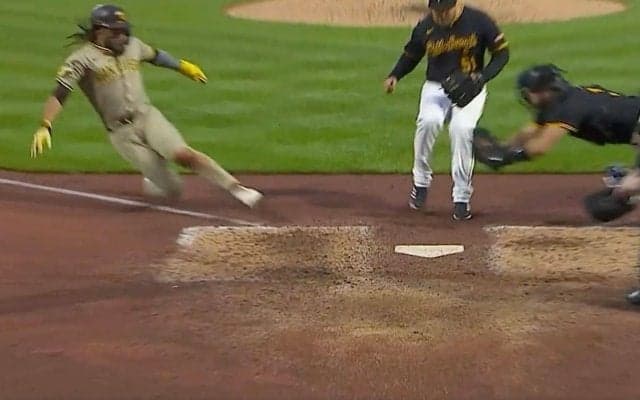 「もはや暴力」 天才タティスJr.が大暴れ！ “飛び蹴りレベル”でホームに爆速生還「狂ってる」 相手バッテリーを絶望させた“超攻撃的走塁”