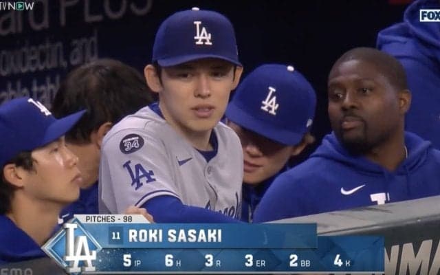 MLB初勝利の佐々木朗希、降板後に見せた“一瞬の表情”にファン注目… 中継カメラがとらえた“ほっこりシーン”「また横にスミスコーチｗ」