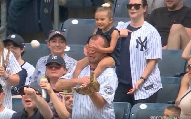 何が起きた…？ 観戦中のお父さんに“想定外のハプニング”「どうして？w」「ヤバすぎ」 球場騒然… 目隠し“スーパーキャッチ”「ヤンキースは雇うべき」