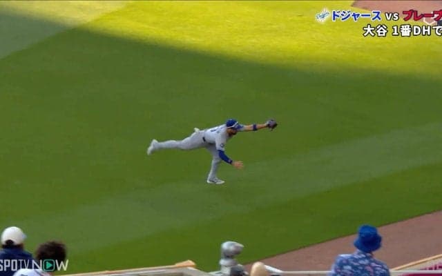 球場騒然！コンフォートが飛んだ！？身体を張ったスーパープレーにファン大興奮「ビッグプレーだったわ」「カッケェー！」